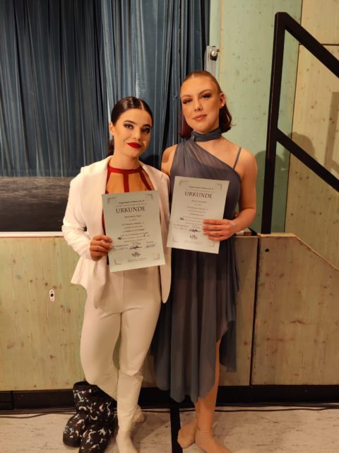 Anna-Maria (l.) und Alyna (r.) beim Regionalwettbewerb A 2023 des Ballettförderkreises München.