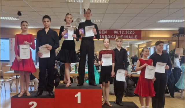 Gold für Julian und Anna bei den Junioren II D Latein.